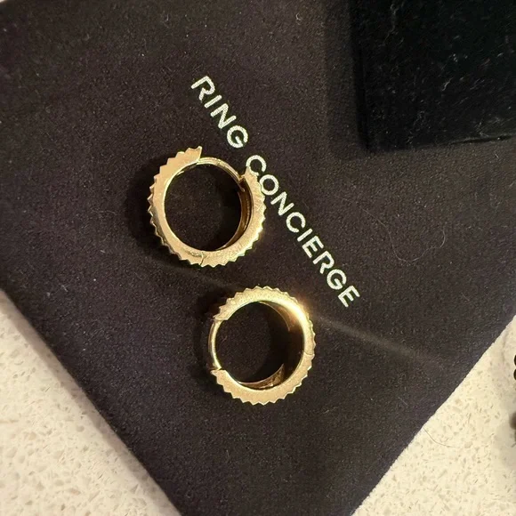 Ring Concierge Medium Fluted Hoops Gold - Picture 3 of 6
